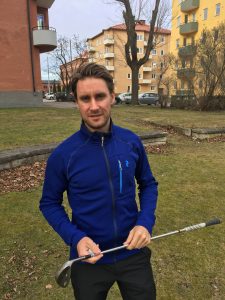 Golftränare Michael Persson med golfklubba