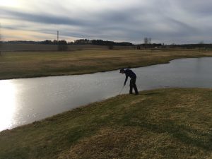 Golfspelare vid vatten